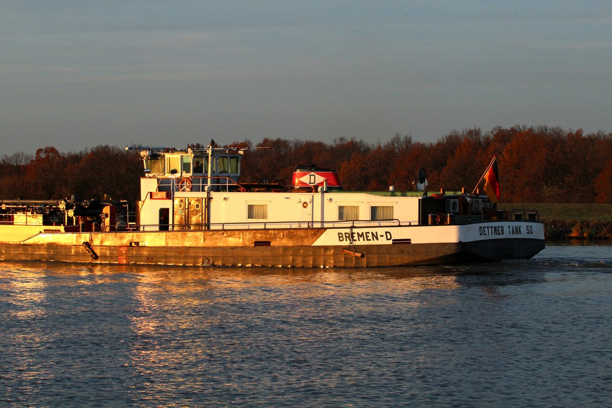 Am Nachmittag des 24.11.2016 wurde das Heck des TMS Dettmer Tank 50 (04017970) von der untergehenden Sonne auf dem Mittellandkanal schön angestrahlt.