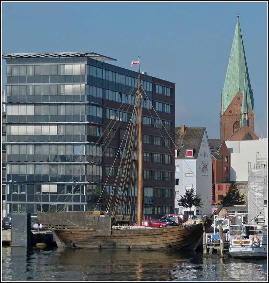 Am Sartorikai beim Schifffahrtsmuseum in Kiel liegt diese Kieler Hansekogge vor Anker,1962 wurde die fast noch vollstndige Kogge bei Ausgrabungen gefunden und im deutschen Schifffahrtsmuseum in Bremerhafen restauriert.                                                                                                                                                                Von 1987-91 wird eine Naturgetreue Nachbildung der Kogge als Arbeitslosenprojekt gebaut. Es ist ein Schiffsnachbau eines Segelhandelsschiffes des Typs „Hanse“ aus dem Jahr 1380. Ab dem Mittelalter waren diese Schiffe viel in Nord Europa unterwegs, ihr Einsatzgebiet war die Ostsee, Nordsee  und von Norwegen bis in den rmelkanal.                                                                                                                                                                 Schiffdaten: L 23,3m, Kiellnge 15,60 m, B 7,6 m, Masthhe 25 m, Tiefgang beladen 2,25 m, Segelflche 200 m, Laderaum 150m.  Mehr Infos unter www.hansekogge.de