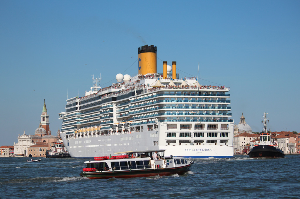 Am späten Nachmittag des 18.06.2017 verläßt die Costa Deliziosa Venedig. Hier wird sie von zwei Schleppern durch den Canale della Giudecca manövriert. 