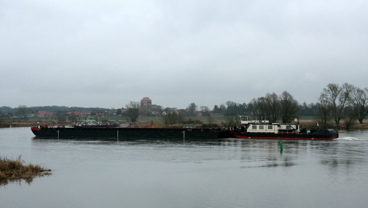 Am trüben 26.01.2018 passiert der Schubverband mit SB TR30 (32201070) die Fähre Sandau auf der Elbe zu Tal.