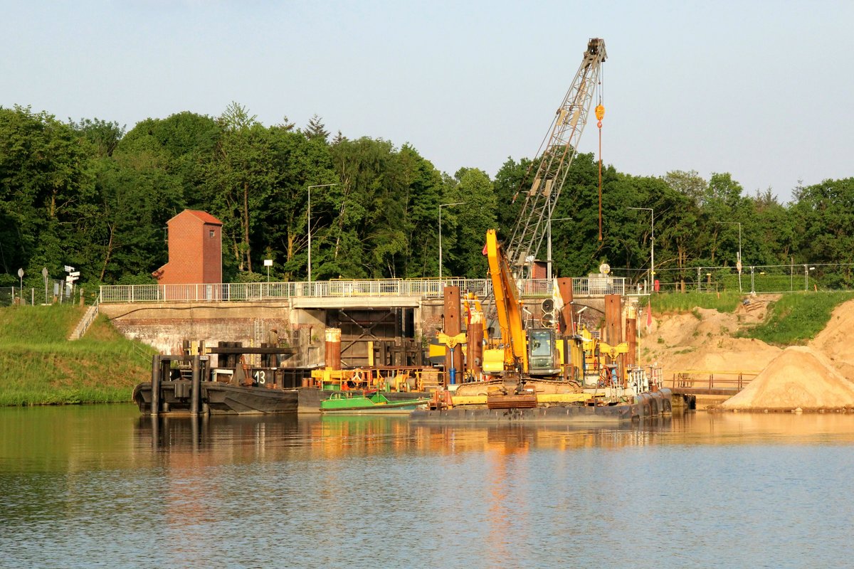 Am unteren Vorhafen der Schleuse Gleesen im Dortmund-Ems-Kanal wird noch gearbeitet. Blick auf die alte Kammer am 11.05.2018.  