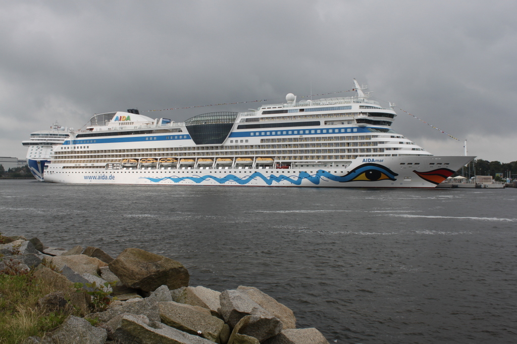 am Vormittag des 08.07.2017 lagen die MS Aidamar und die Regal Princess in Warnemnde.