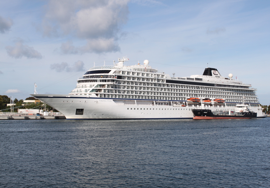 Am Vormittag des 16.09.2018 lag die  228 m lange Viking Star der Reederei Viking Ocean Cruises auf ihrem Seeweg von Gdynia nach Kopenhagen in Warnemünde.