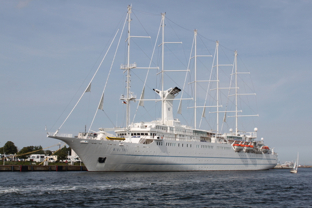 Am Vormittag des 26.08.2017 lag die Wind Surf der Reederei Windstar Cruises in Warnemnde, Sie ist neben ihrem Schwesterschiff Club Med 2 das grte Motorsegelschiff der Welt.