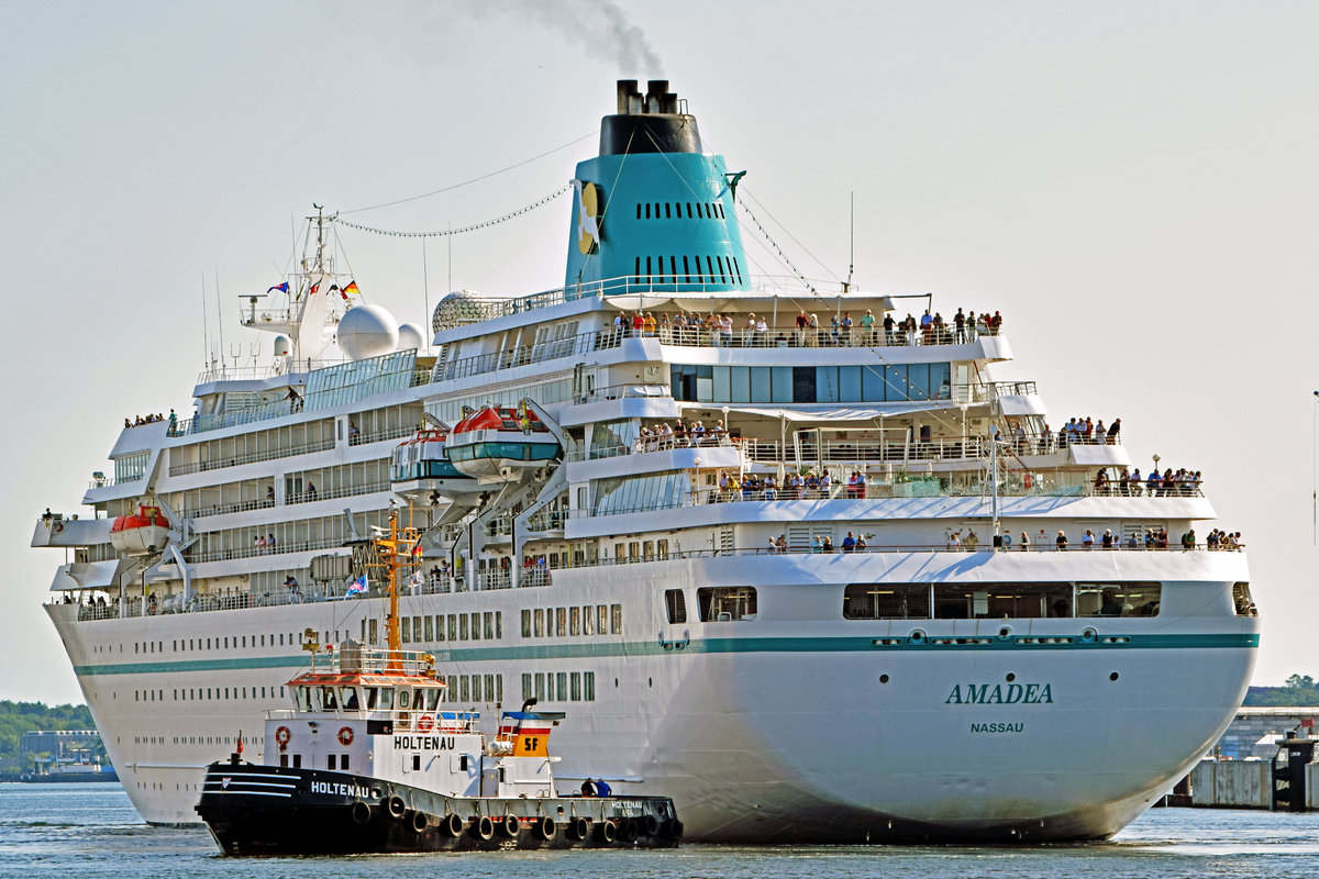 AMADEA im Hafen von Kiel kurz vor dem Festmachen. Aufnahme vom Morgen des 23.06.2019