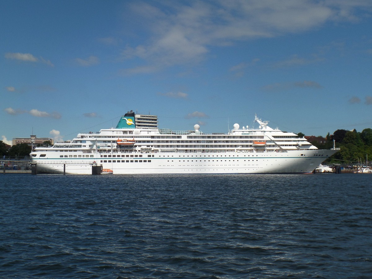 AMADEA (IMO 8913162) am 25.6.2014 im Kieler Hafen /
ex ASUKA, NYK Cruises, Tokio bis Feb. 2006 /
Kreuzfahrtschiff / BRZ 27.856 / Lüa 192,82 m, B 24,7 m, Tg 6,7 m / 2 MAN-Mitsubishi-Diesel, 15.560 KW, 21.160 PS, 2 Propeller, 21 kn / 1991 bei Mitsubishi, Nagasaki,, Japan / Flagge: Bahamas, Heimathafen: Nassau /
