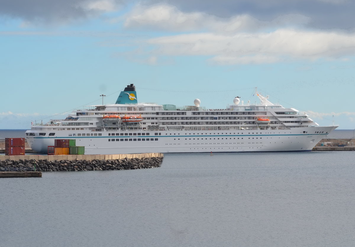 Amadea ,Kreuzfahrtschiff, das 1991 als Asuka für NYK Cruises in Japan gebaut wurde und jetzt für Phoenix Reisen als Amadea fährt. Sie ist 192 m lang, 24,7 m breit und mit 29.008 BRZ vermessen. Der Tiefgang beträgt 7,5 m. Besuchte den Hafen von Arrecife am 16.12,17.