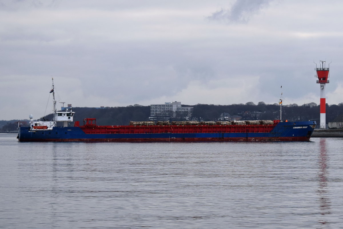 AMADEUS GOLD , General Cargo , IMO 9479565 , Baujahr 2010 , 87.5 × 11m , 17.02.2018 vor der Einfahrt in die Schleuse Kiel-Holtenau