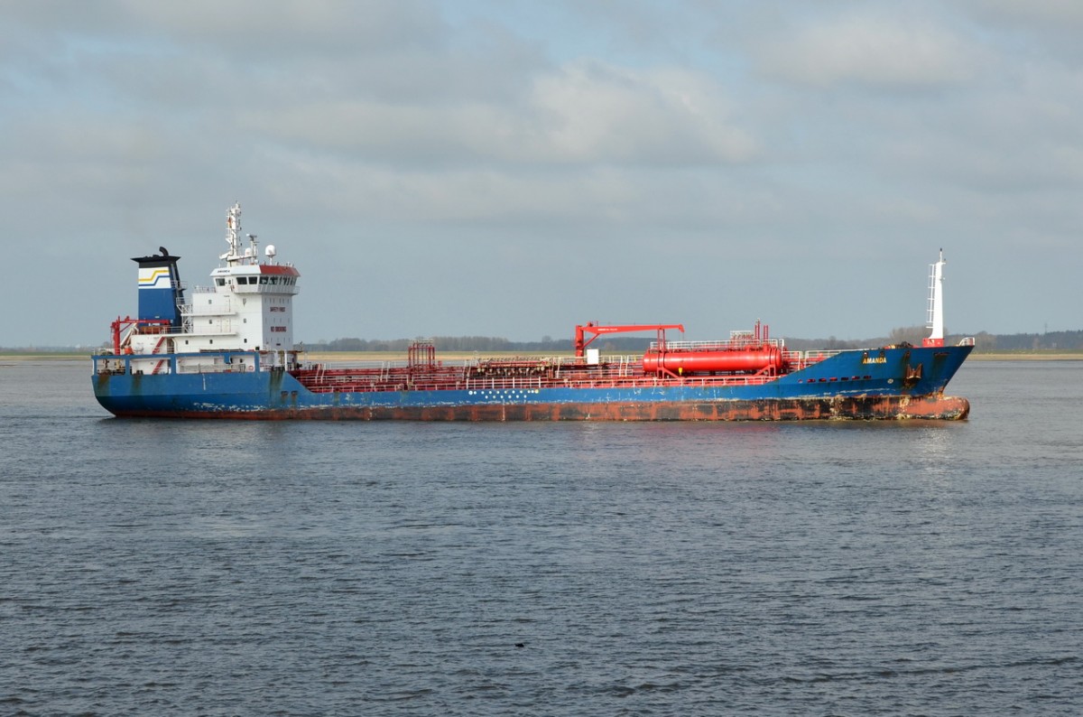 AMANDA  Tanker  IMO 9305362  , Baujahr 2005  , Lühe 08.04.2015 , 119 x 17m

