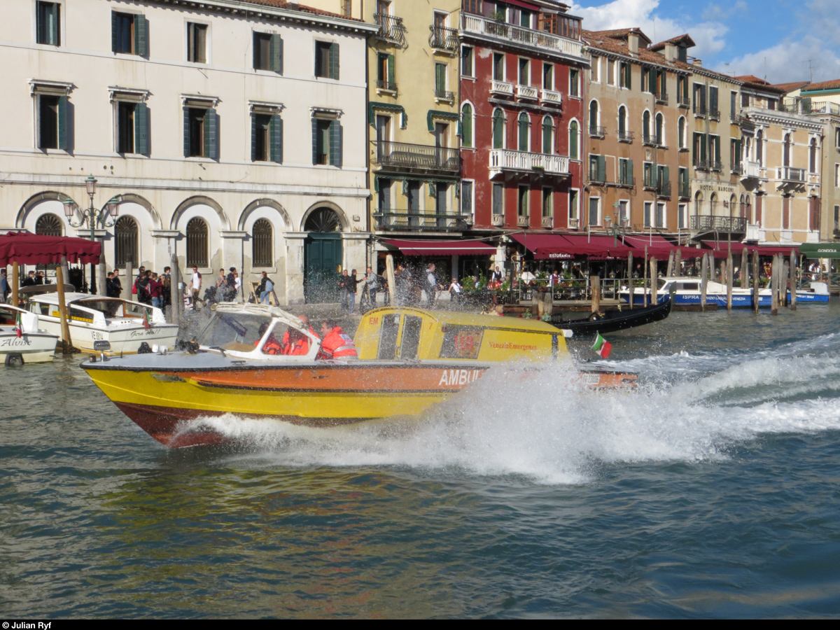 Ambulanzschiff auf dem Canale Grande. 
Venedig, 05.11.2013