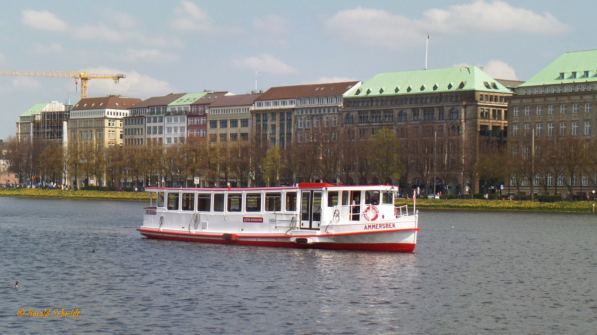 AMMERSBEK am 1.5.2016, Hamburg, auf der Binnenalster /

Alsterdampfer / Lüa  m, B 20,5 m, Tg 5,1 m / 1 MWM-Diesel 3-Zyl. 60 PS, mit Schacht / 1938 in Auftrag bei August Pahl, Hamburg-Finkenwerder, 1947 in Betrieb / 1979 umgebaut bei Aug. Pahl auf Einmannbetrieb mit Anlegemagneten, DAF-Diesel 74 kW ohne Schacht, 125 PS, Tg 1,55 m, 180 Pass. / 

