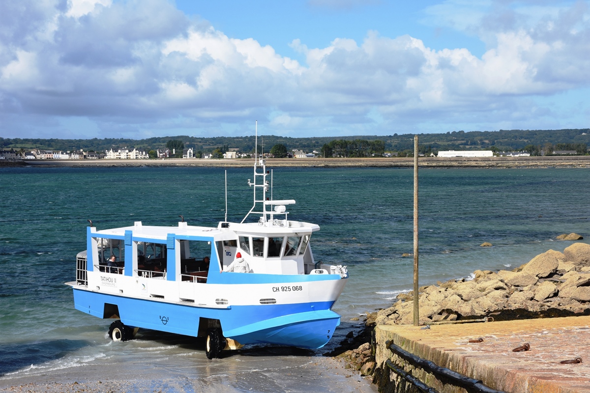 Amphibienschiff TATIHOU II (CH.925068) verlässt den Anlegeplatz auf der Île Tatihou bei Saint-Vaast-la-Hougue (Halbinsel Cotentin / Normandie) (2017-09-14)
