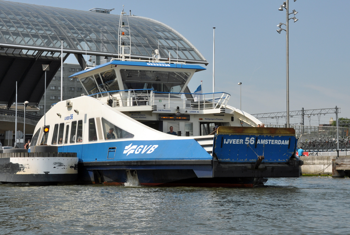 Amsterdamer Hafenfähre Nr. 56 der GVB am Anleger beim Hauptbahnhof - 23.07.2013