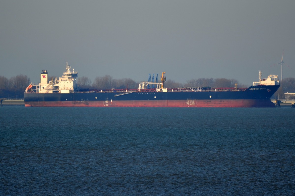 AMUNDSEN SPIRIT     Tanker  11.03,2014  Wilhelmshaven
249 x 44 m
