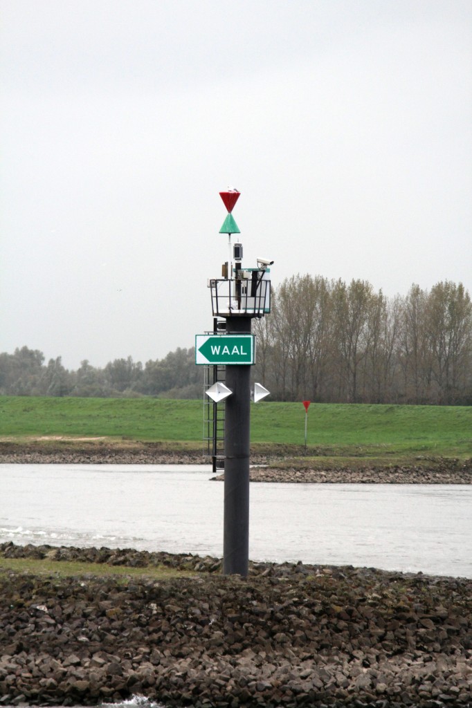 An diesem Schifffahrtszeichen wird der Rhein zum Waal und der Pannerdensch Kanaal zweigt ab (Wasserstr. hinter den Zeichen) . 23.10.2014 