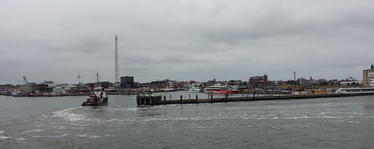 an der Elbe am 14.7.2019: Blick auf Cuxhaven über den  „Alter Hafen“, Foto von Bord der CAP SAN DIEGO /