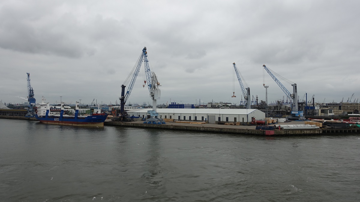 an der Elbe am 14.7.2019: Hamburg, Blick auf das Südwest-Terminal auf der Südseite der Elbe,  Foto von Bord der CAP SAN DIEGO /  