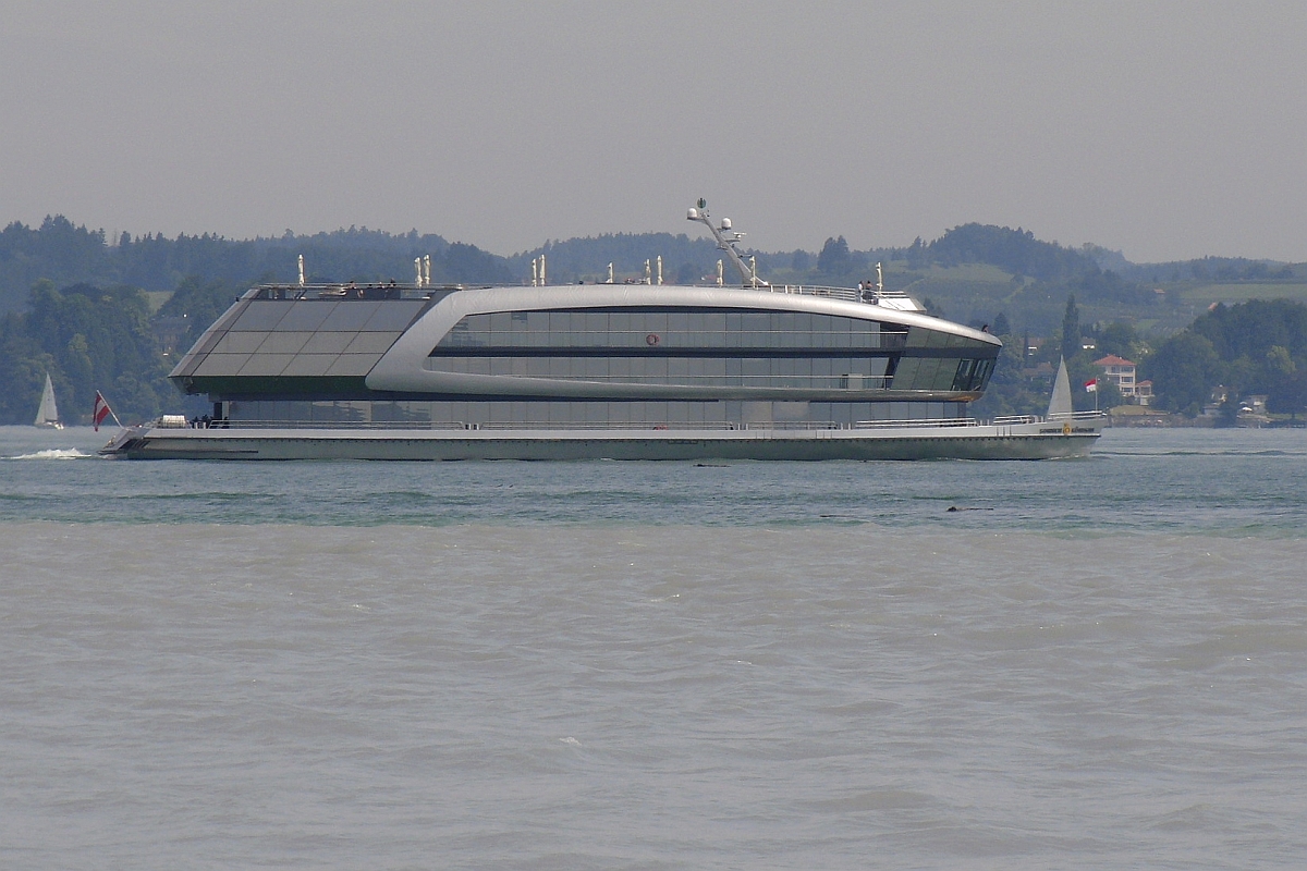 An der Mündung des Rheins in den Bodensee befindet sich am 24.06.2012 die 'SONNENKÖNIGIN' auf der Fahrt nach Bregenz.