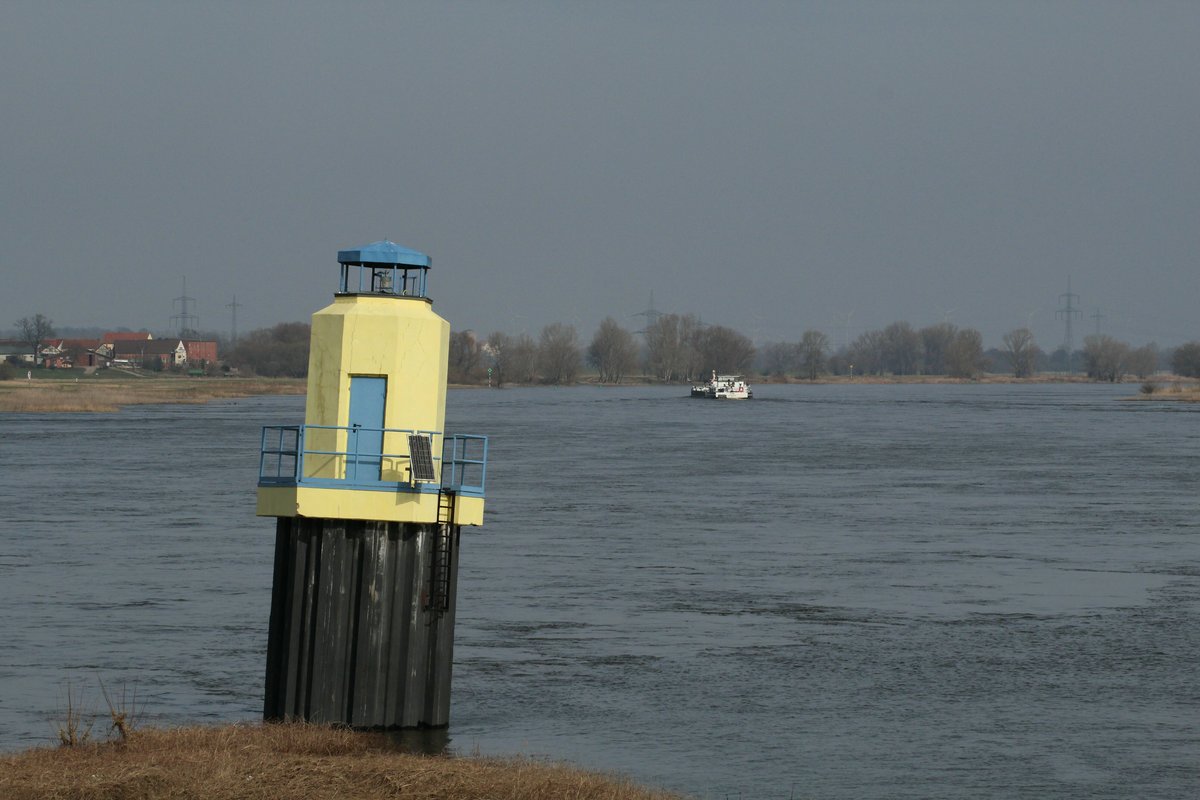 An dieser Stelle zweigt der Niegripper Verbindungskanal von der Elbe ab. Der Blick geht zu Tal. TMS Elan (04005380) fuhr Richtung HH. Das Leuchtfeuer steht schräg ! 13.03.2017.