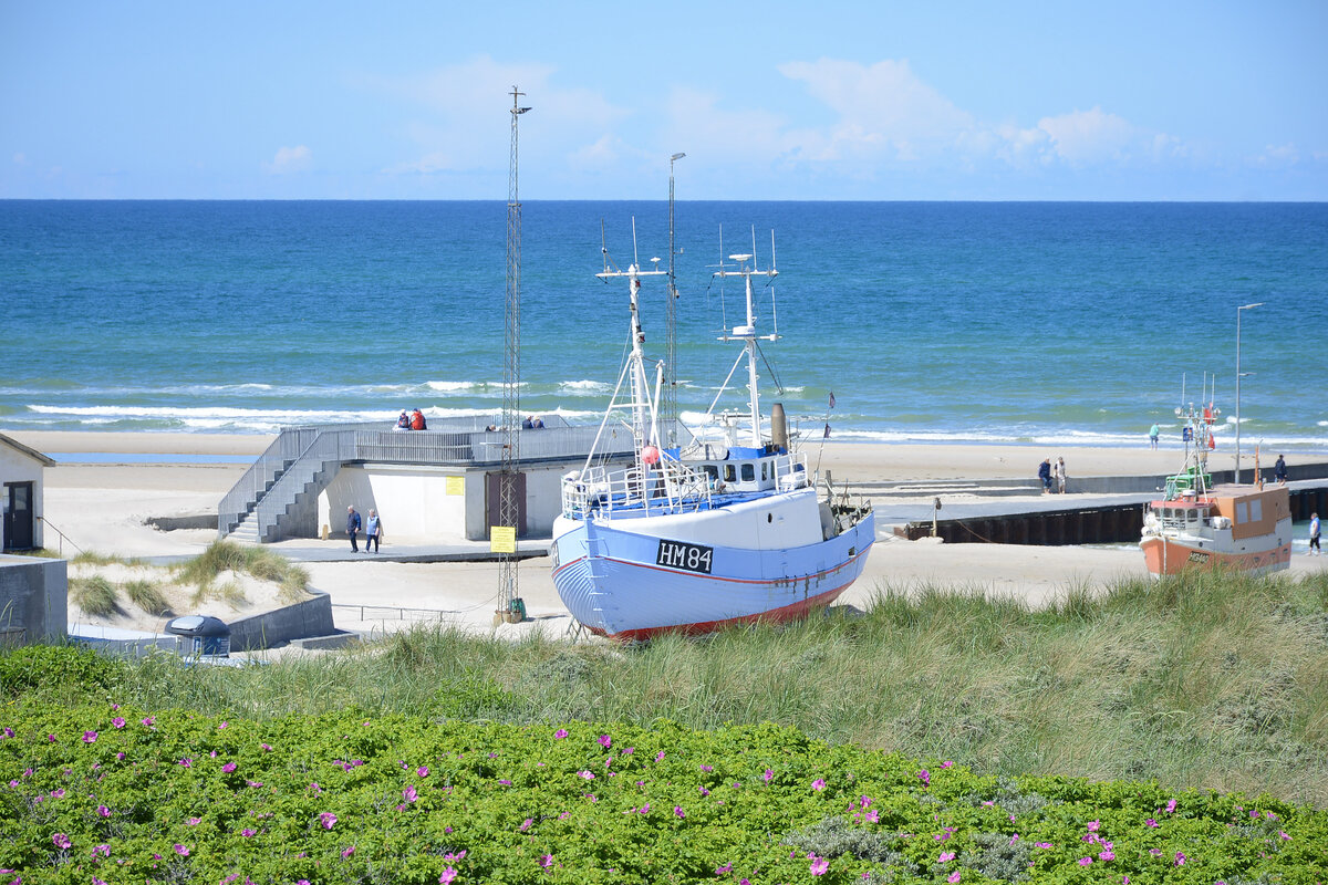An vielen Orten entlang der j�tl�ndischen Westk�ste werden die Fischerkutter auf den Strand gezogen. Hier ist der Kutter HM84 in L�kken zu sehen. HM ist das Kennzeichen f�r Hanstholm. Aufnahme: 11. Juni 2026.