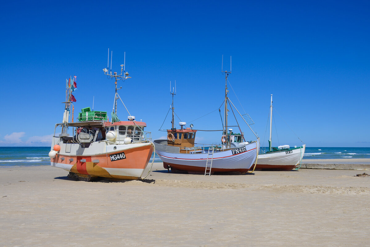 An vielen Orten entlang der j�tl�ndischen Westk�ste werden die Fischerkutter auf den Strand gezogen. Hier sind die Kutter HG440, FN437 und LN49 in L�kken zu sehen. HG ist das Kennzeichen f�r Hirtshals, FN f�r Frederikshavn und LN f�r L�kken. Aufnahme: 11. Juni 2026.