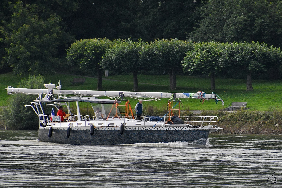 Anfang August 2021 fuhr die Segeljacht SUNFLOWER bei Remagen mit ihrem (Hilfs)motor langsam rheinabwärts.