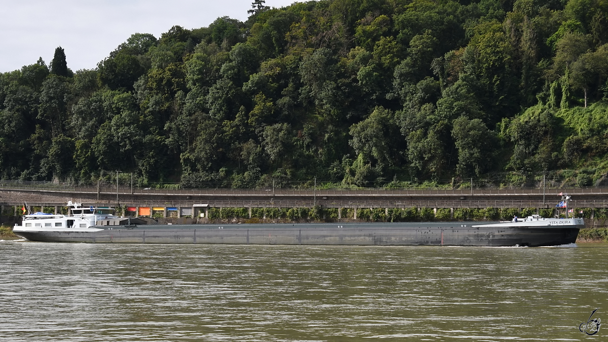 Anfang August 2021 war das Gütermotorschiff VITA DURA (ENI: 06003286) auf dem Rhein bei Remagen zu sehen.