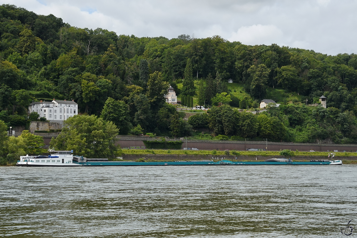 Anfang August 2021 war das Gütermotorschiff SAMARY (ENI: 02328677) auf dem Rhein bei Remagen zu sehen.