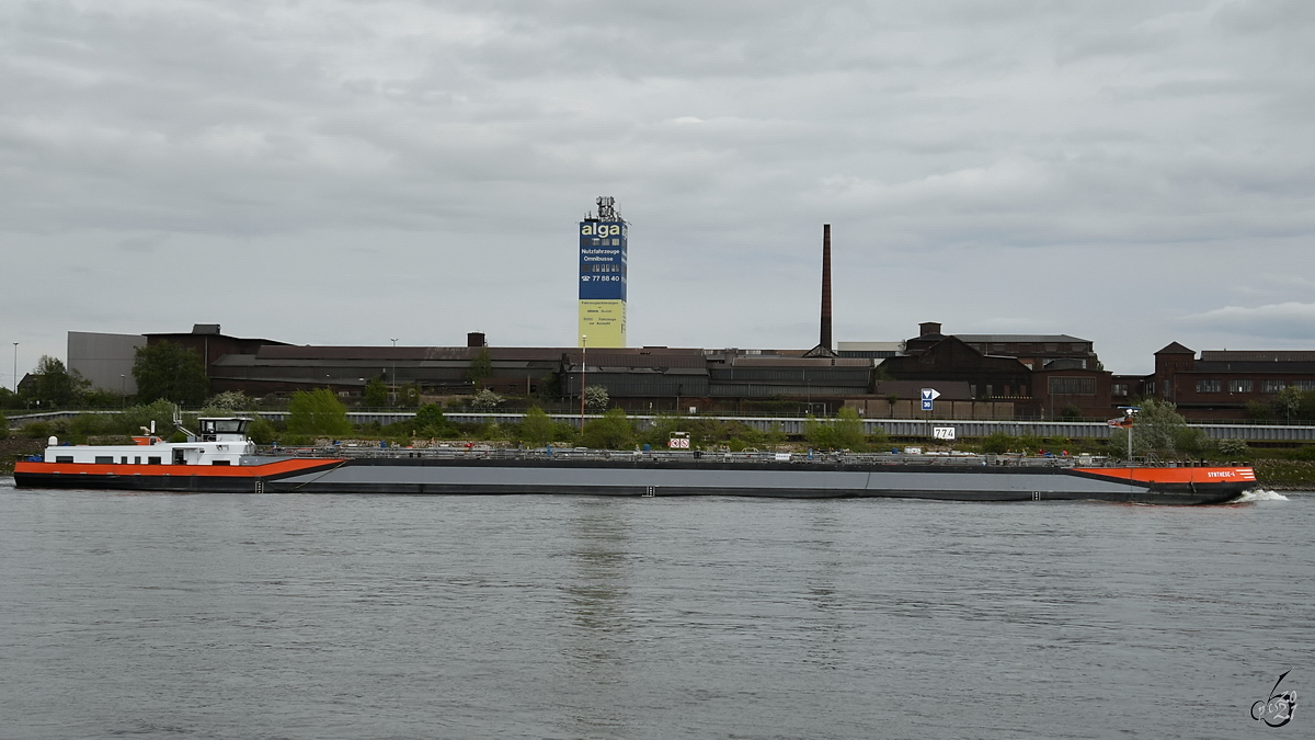 Anfang Mai 2021 war auf dem Rhein bei Duisburg das Tankmotorschiff SYNTHESE-4 (ENI: 02326647) unterwegs.