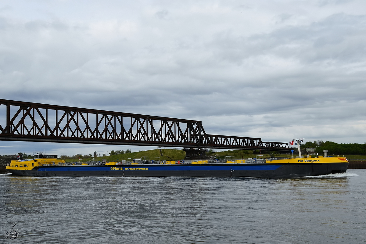 Anfang Mai 2021 war auf dem Rhein bei Duisburg das Tankmotorschiff PIZ VENTOUX (ENI: 02338480) zu sehen.