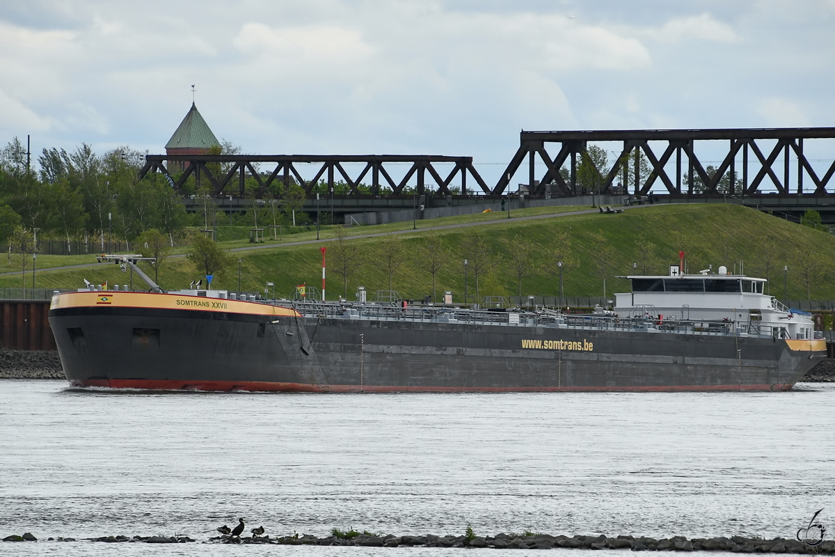 Anfang Mai 2021 war auf dem Rhein bei Duisburg das Tankmotorschiff SOMTRANS XXVII (ENI: 02336447) zu sehen.

