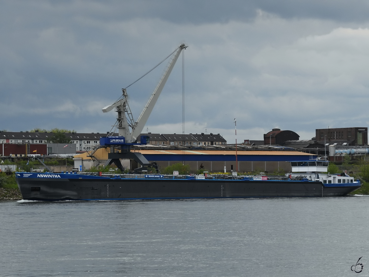 Anfang Mai 2021 war auf dem Rhein bei Duisburg das Tankmotorschiff ASWINTHA (ENI: 02332474) zu sehen.