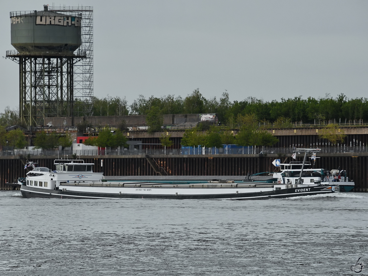 Anfang Mai 2021 war auf dem Rhein bei Duisburg das Gütermotorschiff EVIDENT (ENI: 02318773) zu sehen.