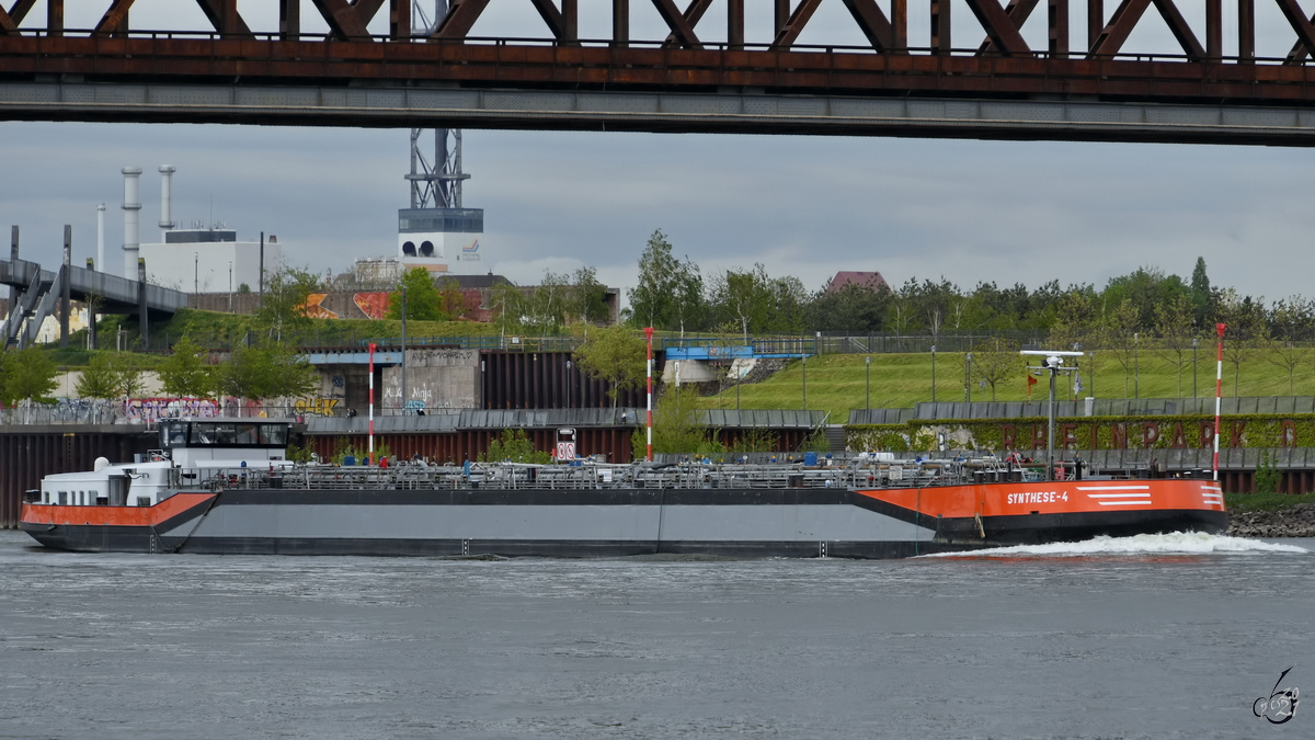 Anfang Mai 2021 war auf dem Rhein bei Duisburg das Tankmotorschiff SYNTHESE 4 (ENI: 02326647) unterwegs. 