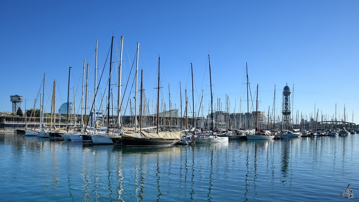 Anfang November 2022 waren jede Menge Segelboote im Jachthafen von Barcelona zu sehen.