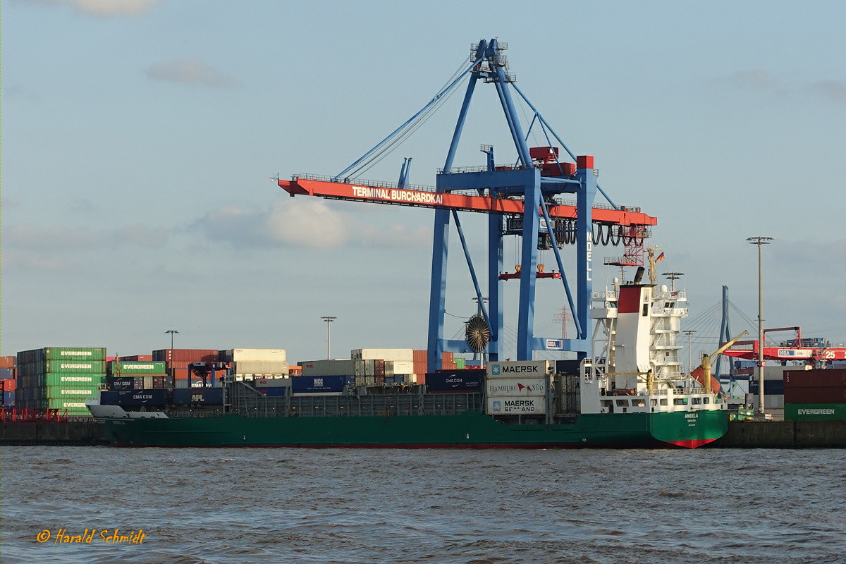 ANGELA (IMO 9326976) am 7.9.2020, Hamburg, Elbe, Liegeplatz Athabaskakai /
Feederschiff / BRZ 9.962 / Lüa 134,44 m, B 22,75  m, Tg 8,71 m / 1 Diesel, MaK 9M43, 8.400 kW (11.421 PS), 18,5 kn / 868 TEU / gebaut 2005 bei Sietas Typ 168a, HH-Neuenfelde / Eigner: Bergen Box Carries Bergen, Norwegen, Flagge: Gibraltar / 
