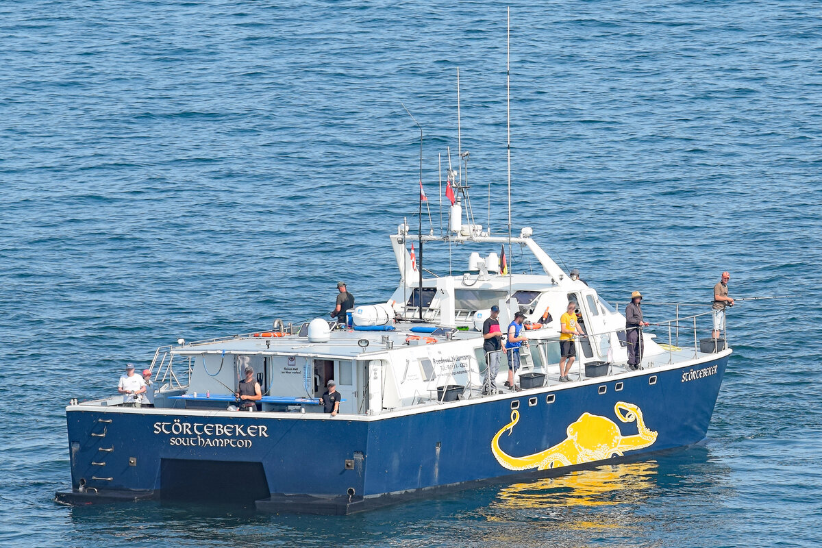 Angelkatamaran STÖRTEBEKER am 17.07.2021 in der Ostsee. Baujahr 1999, Länge 18 Meter