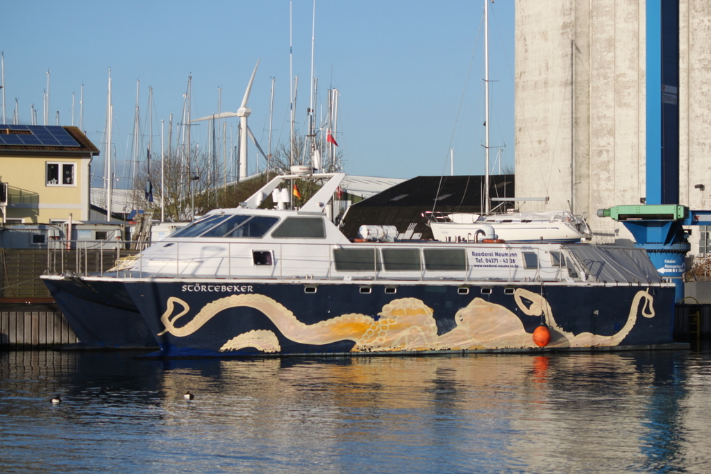 Angelkatamaran Störtebeker lag am Vormittag des 16.12.2017 im Hafen von Burgstaarken.