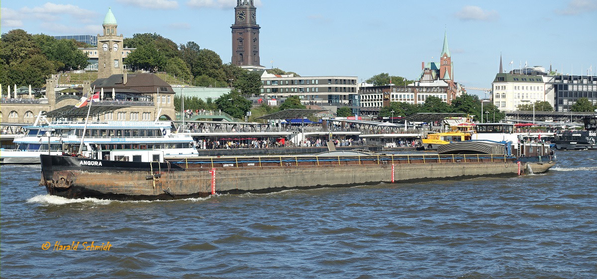 ANGÜRA (ENI 04019850) am 15.9.2023, Hamburg, Elbe Höhe Landungsbrücken /
Ex-Namen: Antaro, Helga Prahm, Ingrid Vogelsang, Angüra /
GMS / Tonnage 1106 / Lüa 80 m, B 8,2 m, Tg 2,51 m / 1 Deutz-Diesel, 368 kW (500 PS) / gebaut 1955 bei Menzer, Geesthacht  / Flagge: Polen, Heimathafen:  Szczecin /
