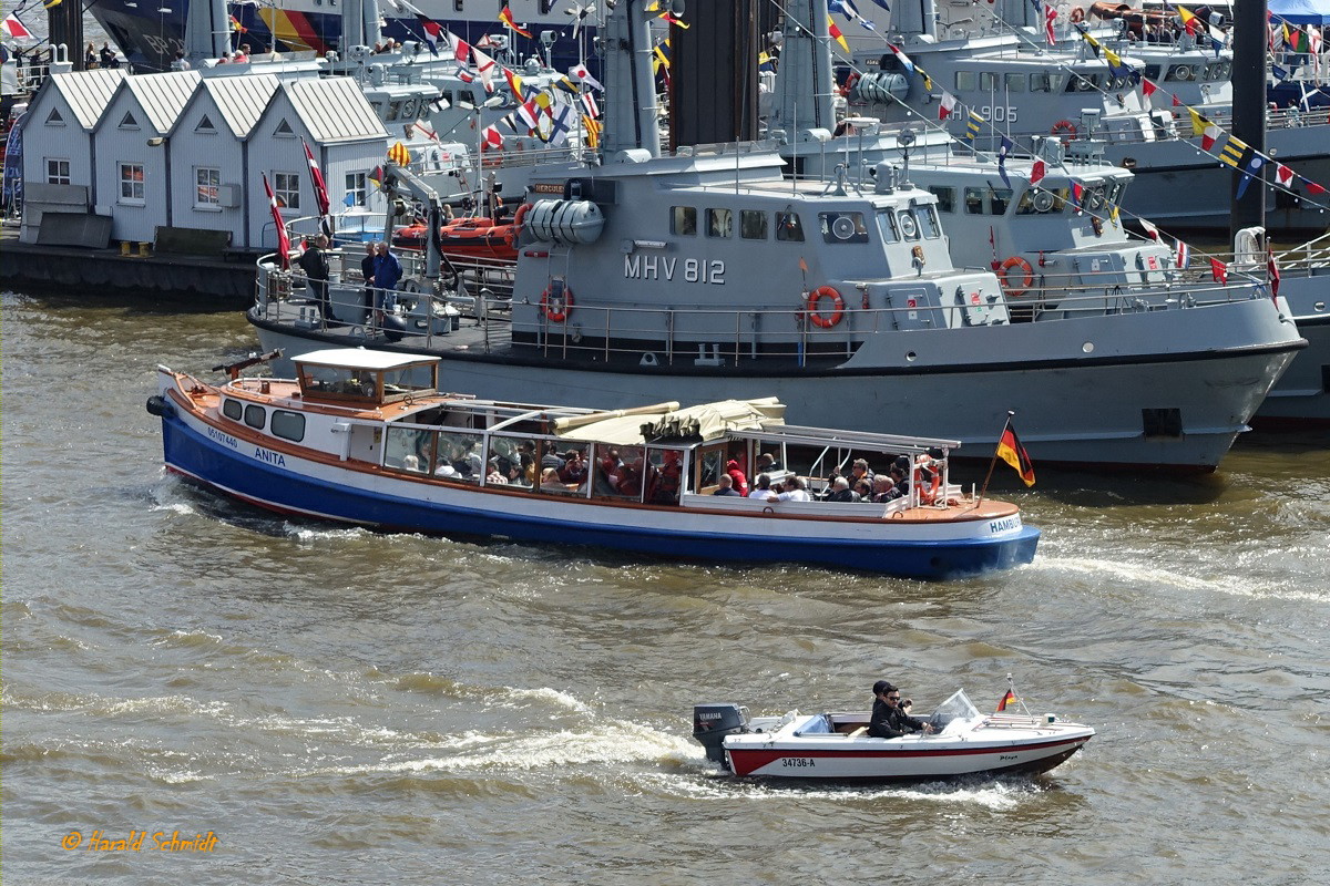 ANITA (ENI 05107440) am 11.5.2019 (Hafengeburtstag), Hamburg, Elbe, hinter der Überseebrücke /
Hafenrundfahrt-Barkasse / Llüa 18,0 m, B 3,25 m, Tg 1,59 m / 1 Diesel, 110 kW (150 PS) / gebaut 1938 bei Grube in Hamburg, Umbau 20? nach EU-Sinksicherheitsvorschrift   / zugelassen für 79 Fahrgäste / Eigner: ABC-Barkassen Altonaer Barkassen Contor /
