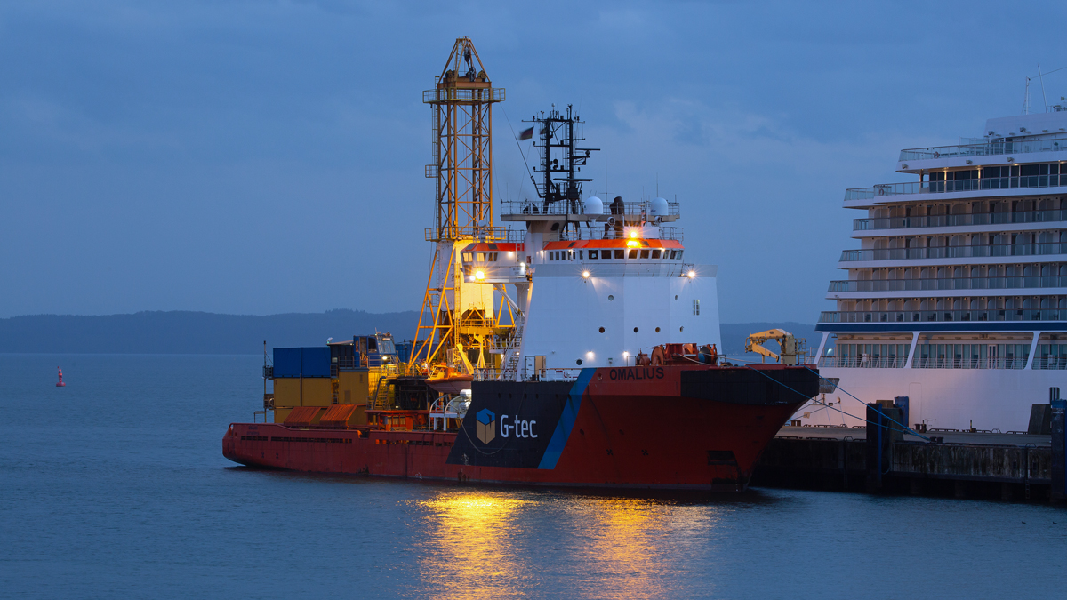 Ankerziehschlepper OMALIUS (IMO 8406470) am frühen Abend im Mukraner Hafen. - 25.02.2021