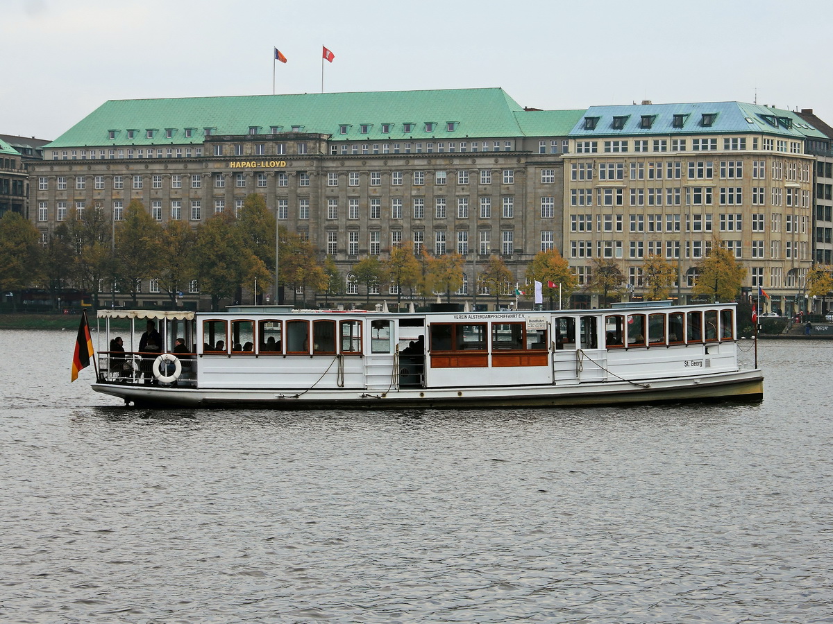 Ankunft des Dampfschiffes  Sankt Georg  am 24. Oktober 2016 an den Anleger Jungfernstieg in Hamburg auf der Binnenalster , gesehen am 24. Oktober 2016.