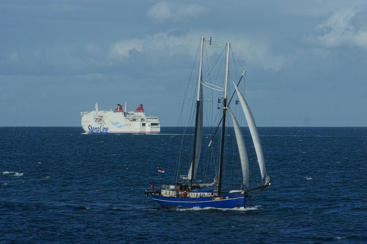 Anlässlich der 26. Hanse Sail ist der 2-Mast Schoner Oban auf dem Weg nach Rostock. Kurz vor dem Ziel begegnet sie dem Fährschiff Mecklenburg Vorpommern auf dem Weg nach Trelleborg.