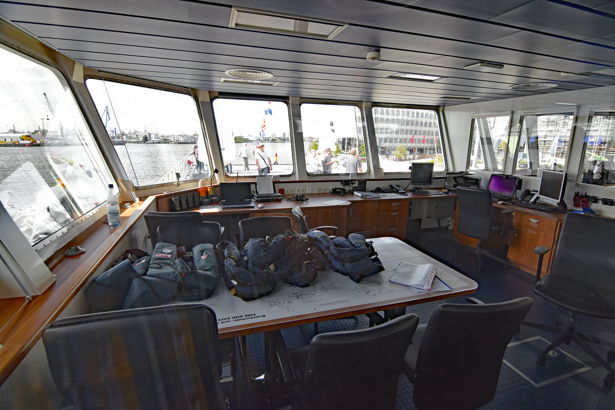 Anlässlich des Tags des Zolls (02.09.2017) war  Open Ship  auf dem im Hafen von Hamburg liegenden Zollboot HELGOLAND. Auch die Brücke konnte besichtigt werden.