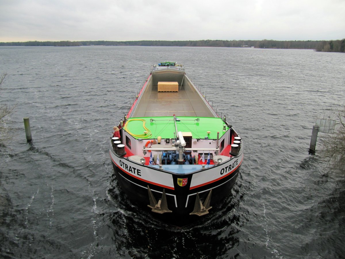 Anlauf aus dem Tegeler See in den Berliner Borsighafen am 12.12.2017 bei kabbeligem Wetter mit starken Böen. GMS Otrate (04403460 , 80 x 9,50m) - ein Schmuckstück !  