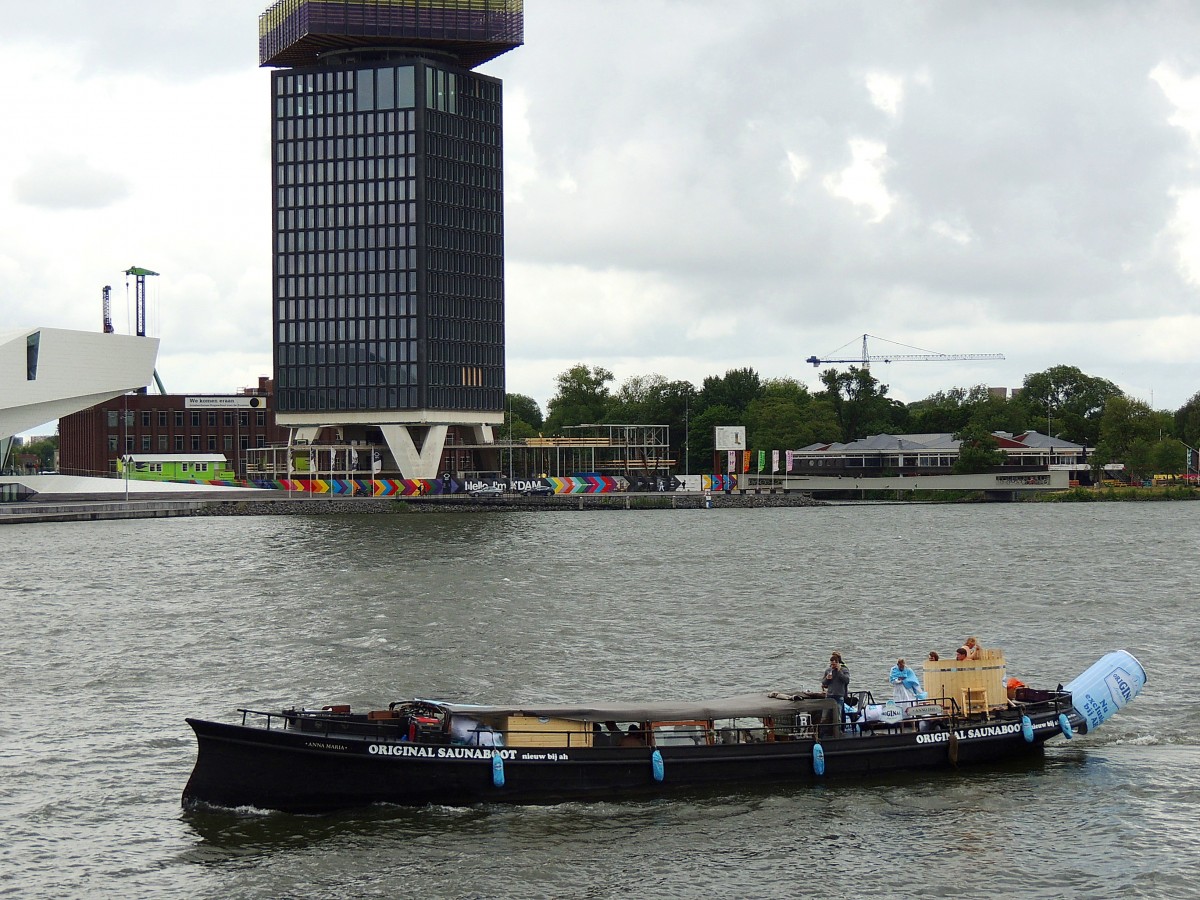 Anna-Maria(EurNr.2307521) tourt mit max. 60 Personen als ORIGINAL-SAUNABOOT
(Anno1910) durch die Gewässer von Amsterdam; 150619