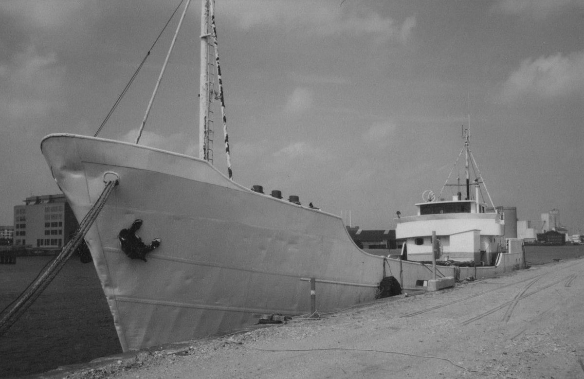 ANNE BIRTHE - IMO 5389396 -gebaut 1951 bei Sander in Delfzijl als SANDETTIE -  299 BRT.
436 To. ex Viking aus Rendsburg- das Schiff wurde 2012 in Greena abgewrackt.
Das Foto entstand im August 2000 in Kopenhagen.