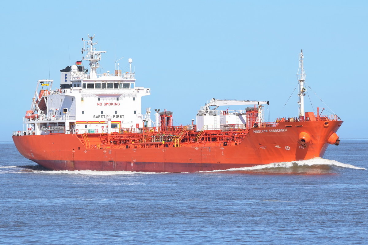 ANNELIESE ESSBERGER , Tanker , IMO 9295426 , Baujahr 2005 , 115 × 18.82m , 06.04.2018 Cuxhaven