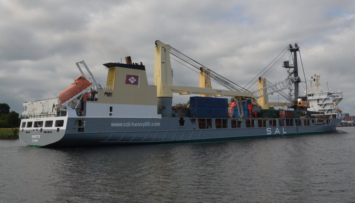 ANNETTE, Mehrzweckschiff /Container Schiff Baujahr: 2003 Länge151.58 m Container: 832 TEU Breite: Geschwindigkeit: 19.00 kn IMO: 9266554  Heimat ST John`s  ST. John´s Auf dem NOC Richtung Brunsbüttel. An der Rendsburger Eisenbahn Brücke am 01.07.2020.