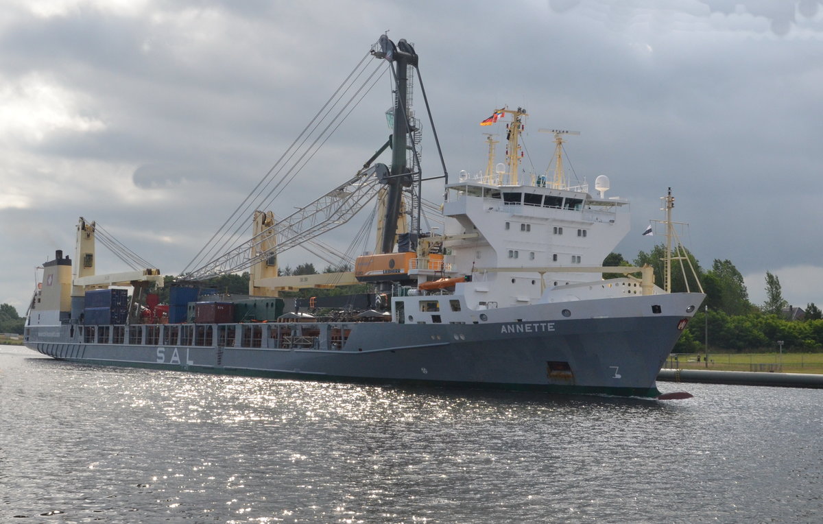 ANNETTE, Mehrzweckschiff /Container Schiff Baujahr: 2003 Länge151.58 m Container: 832 TEU Breite: Geschwindigkeit: 19.00 kn IMO: 9266554 Heimat ST John`s ST. John´s Auf dem NOC Richtung Brunsbüttel. An der Rendsburger Eisenbahn Brücke am 01.07.2020.